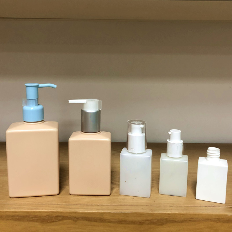 Soft Touch Pressure Pump 200ml 300ml 500ml Flat Shoulder Plastic Bottle Customize Cosmetic Packaging Semi Clear Squeeze Bottle