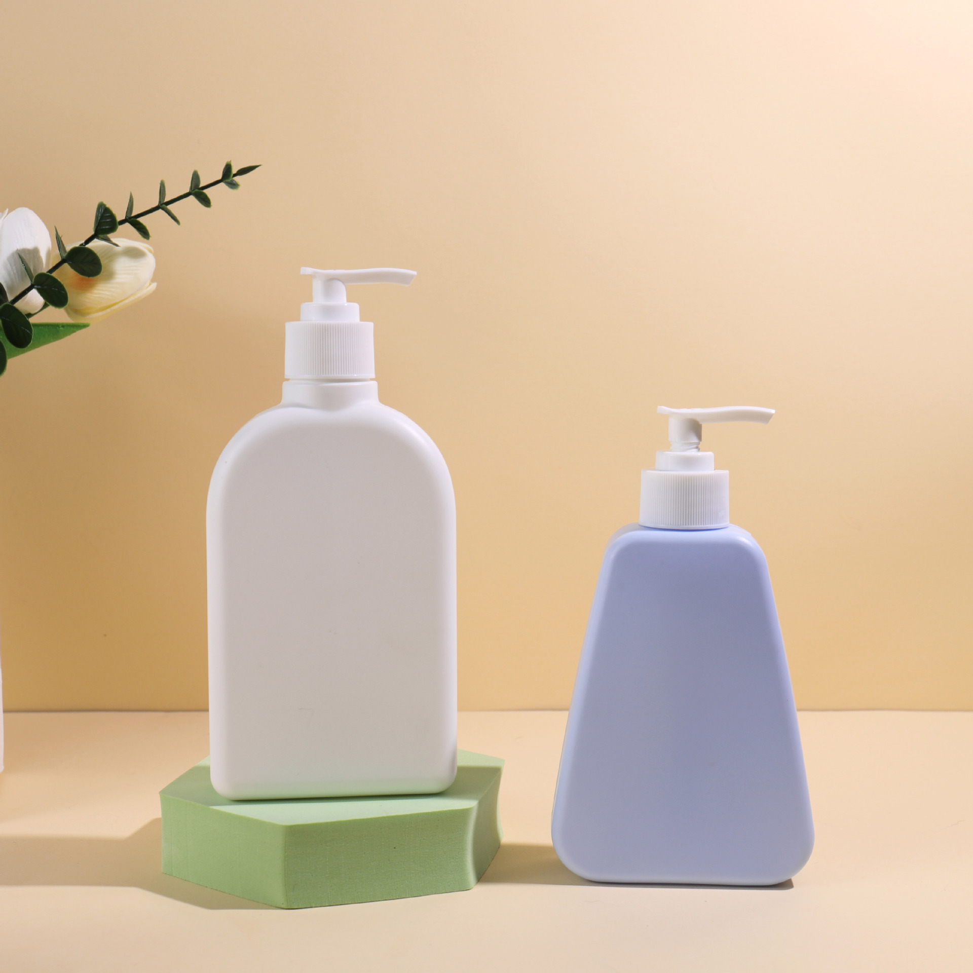 Factory Popular Round Cylinder Refill PE Plastic Pump Bottle 300ml 500ml Lotion Shampoo Bottle Liquid Soap Bottle