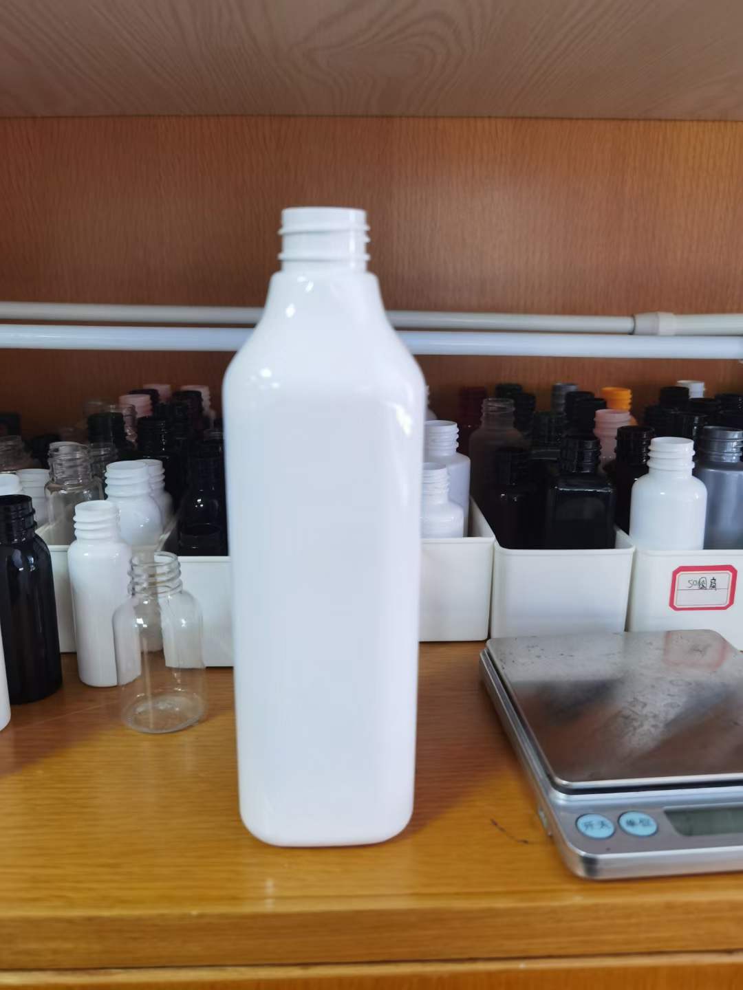 200ml 300ml Square shape lotion bottle with gold screw cap