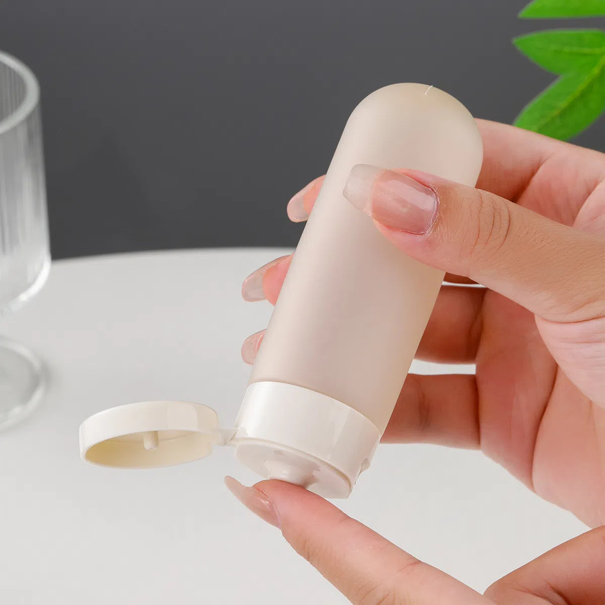Travel Bottles 30ml 60ml 100ml Flip Top Cap Lotion Cream Soft Squeeze Tube Soft Touch Premium Texture Cosmetics Packaging Bottle