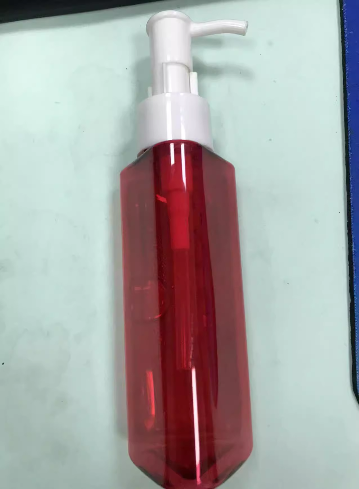 Unique Triangle Shape 80ml 100ml 120ml Cosmetic Cleanser Oil Pump Dispenser Bottle Custom Color lotion shampoo pump bottles