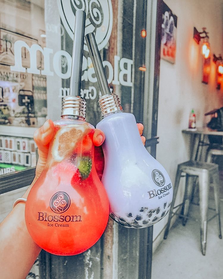 400ml 500ml 700ml Empty Light Bulb Bottle Led Wholesale Bubble Tea Plastic Bottle for Juice Drinks with Straw Drink Containers