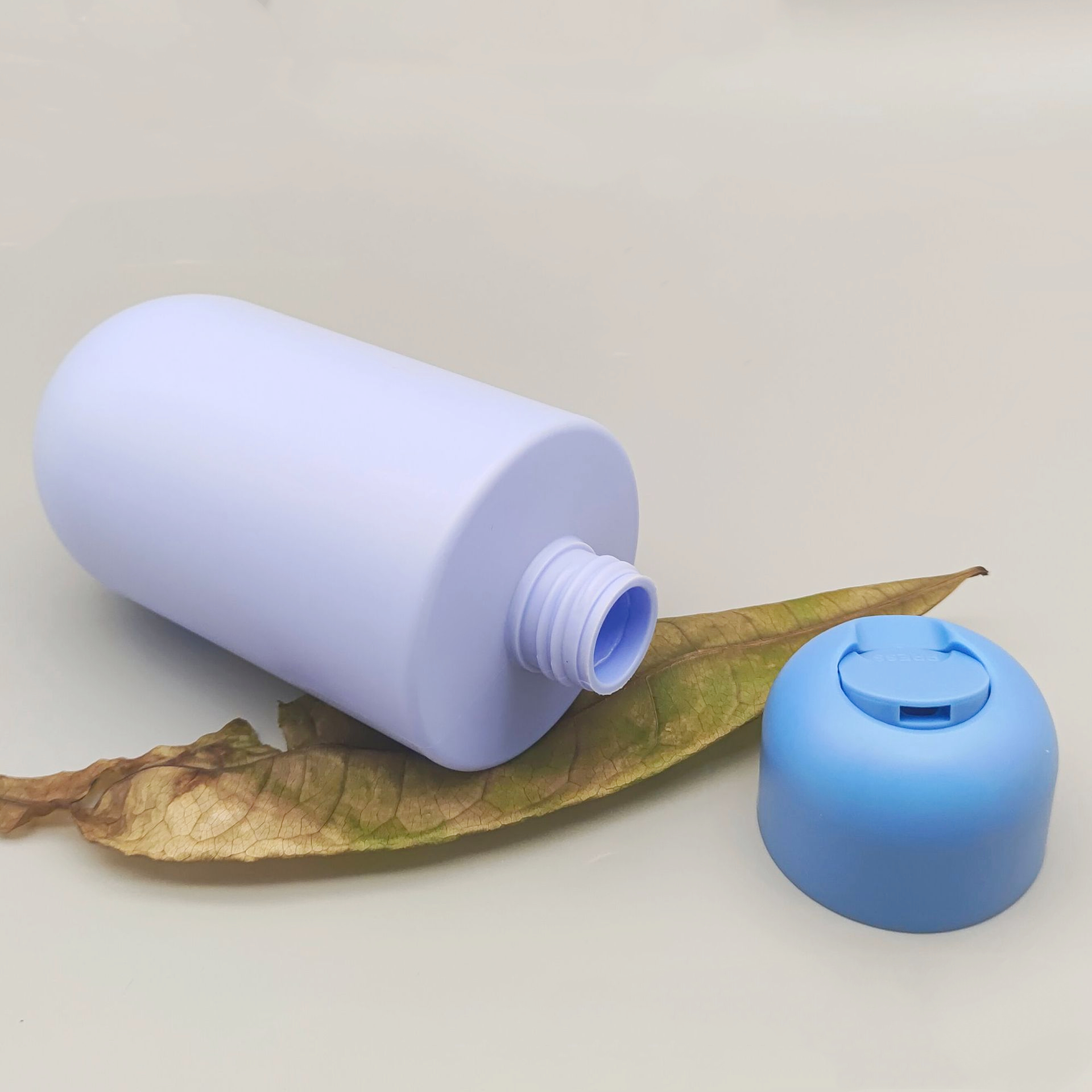 Yellow Light Purple 300ml Matte Soft Touch Squeeze Shampoo Bottle HDPE Lotion Squeeze Bottle With Big Round Head Disc Top Cap