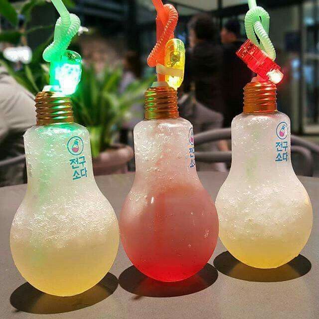 400ml 500ml 700ml Empty Light Bulb Bottle Led Wholesale Bubble Tea Plastic Bottle for Juice Drinks with Straw Drink Containers
