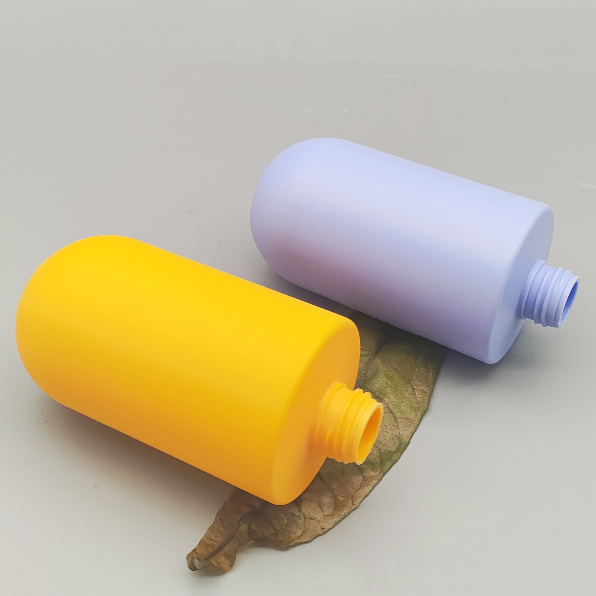 Yellow Light Purple 300ml Matte Soft Touch Squeeze Shampoo Bottle HDPE Lotion Squeeze Bottle With Big Round Head Disc Top Cap