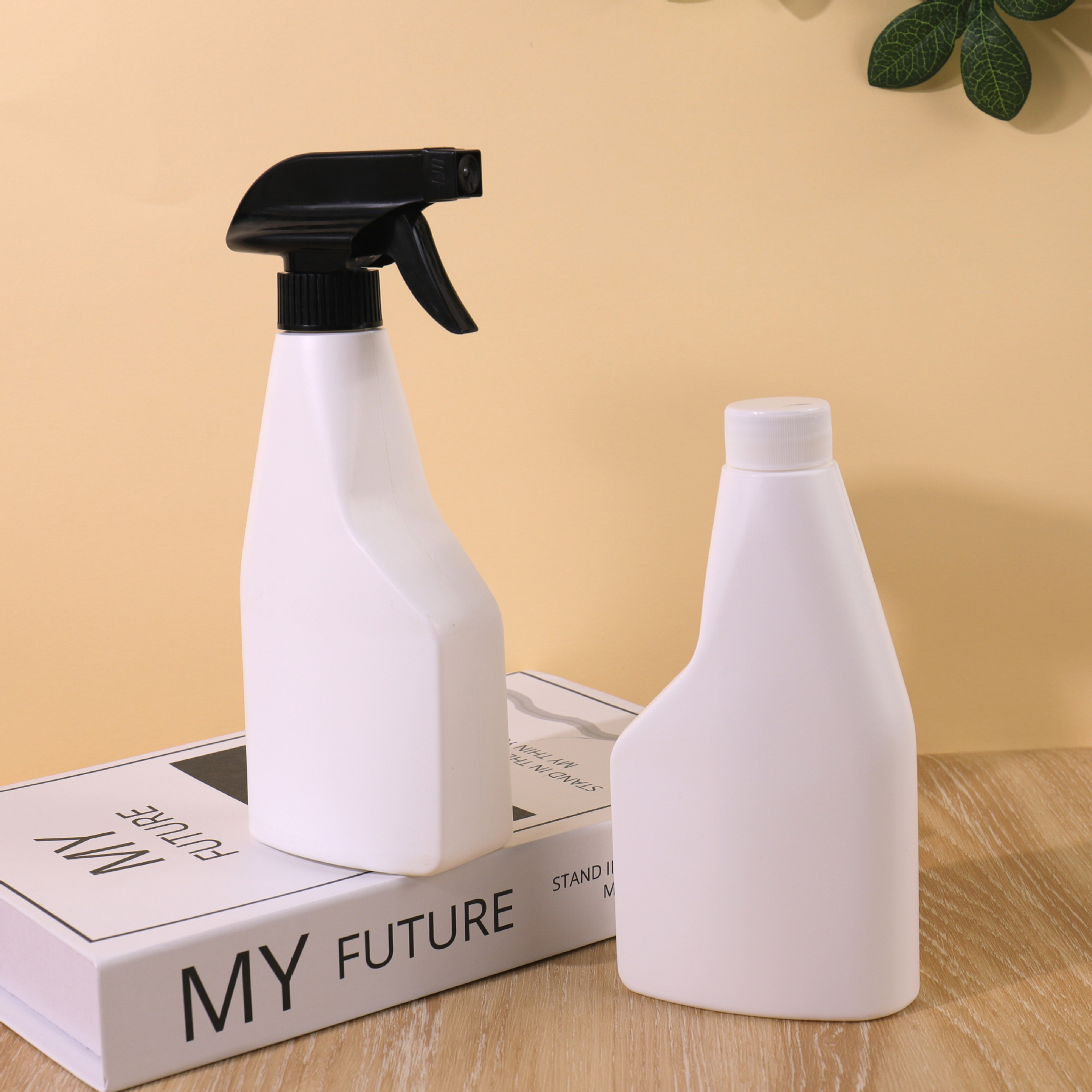 Customized 300ml White Empty Plastic Bottle  Trigger Spray Pet Bottle For Kitchen Cleansing