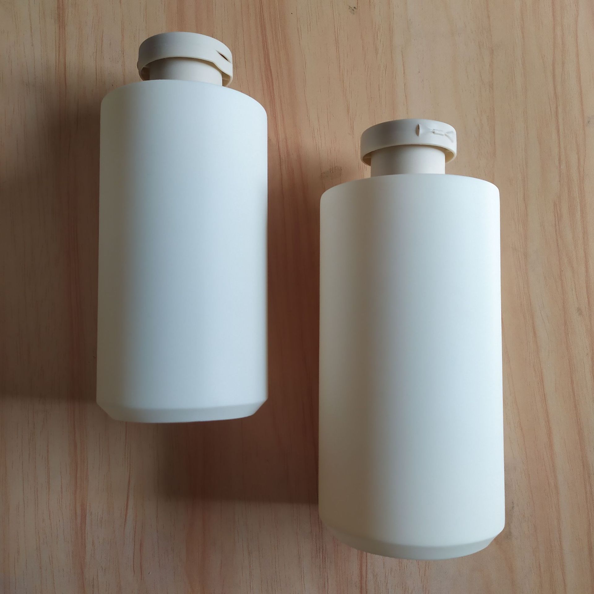 Matte 350ml 450ml 500ml 700ml HDPE Flat Shoulder Body Milk Shampoo Bottle With Pump Dispenser Flip Top Cap Lotion bottle