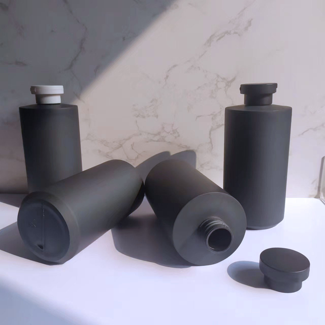Black Shampoo Bottles 250ml 8oz Glossy Black PET Shower Gel Bottle Frosted Matte Black Lotions Bottle Logo Label Sticker 500ml