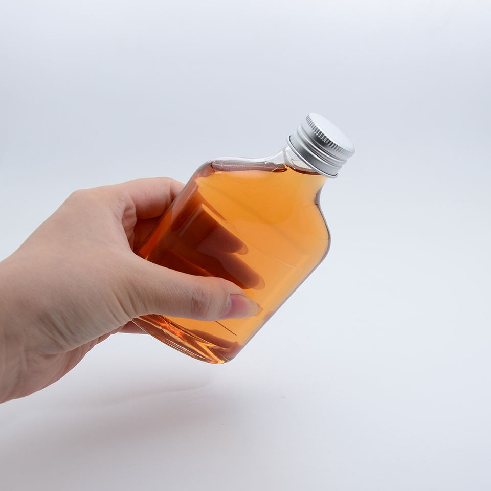 200ml 350ml 500ml Sloped Flat Shoulder Liquor Wine Whisky Bottles Clear PET Plastic Hip Flask Empty Cold Brew Bottles Metal Cap