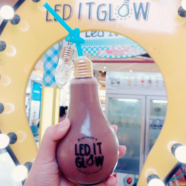 Bulb Juice Bottle 200ml 300ml LED Light Plastic Drinking Cup Custom Drinking Packaging Container with Cap Customized Gift Box