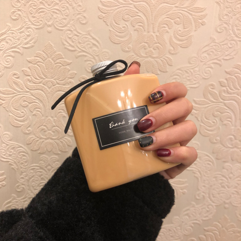 Flat Bottle Plastic Square Juice PET 250ml 500ml Hip Flask Water Drink Containers with Lids for Packaging of Wine Liquor Whiskey