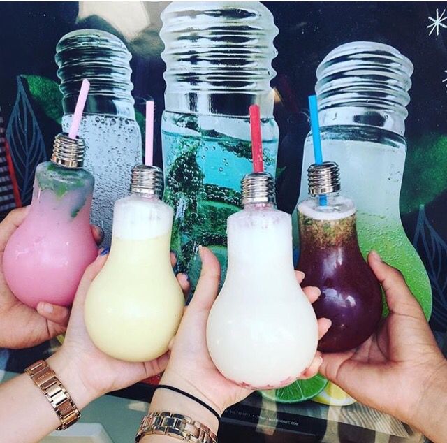 400ml 500ml 700ml Empty Light Bulb Bottle Led Wholesale Bubble Tea Plastic Bottle for Juice Drinks with Straw Drink Containers