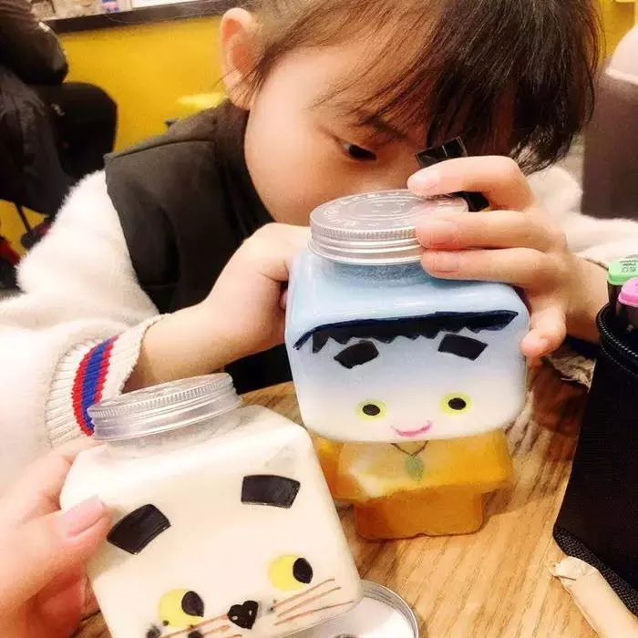 500ml/16oz Robot PET Juice Water Container Plastic Packaging Boba Bubble Drink Bottle with Straw Hole Lid Cute Kids Drinking Cup