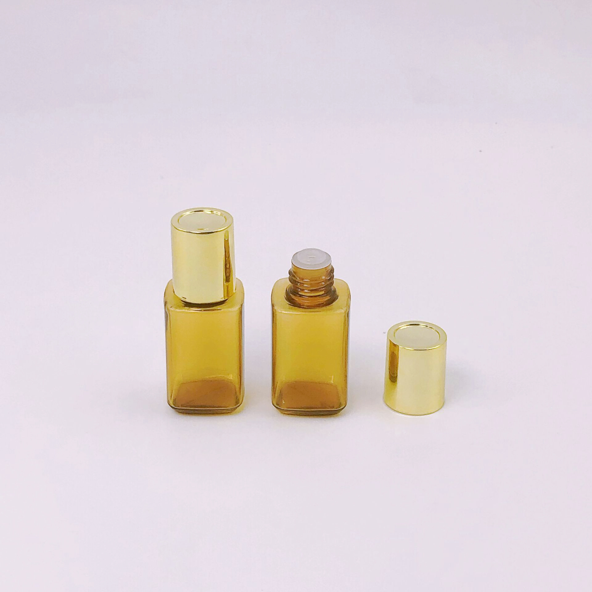 8ml 15ml essential oil bottles 20ml 30ml PET Plastic Amber Toner Perfume Serum Essence Cosmetic Sample Bottle With Nese Gold Lid
