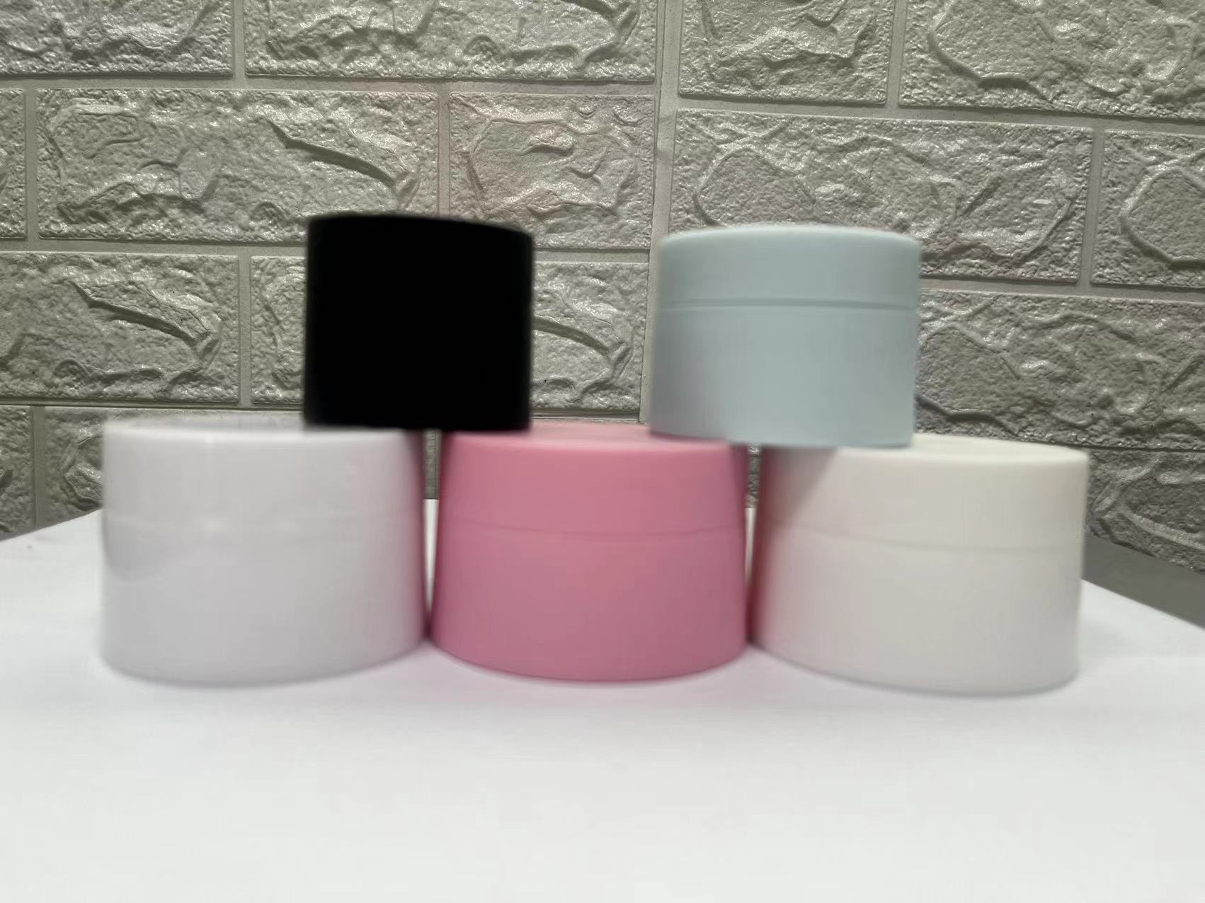 Wholesale 100g Matte Black White Blue Pink plastic cosmetic cream jar with lid P cosmetic packaging face cream container