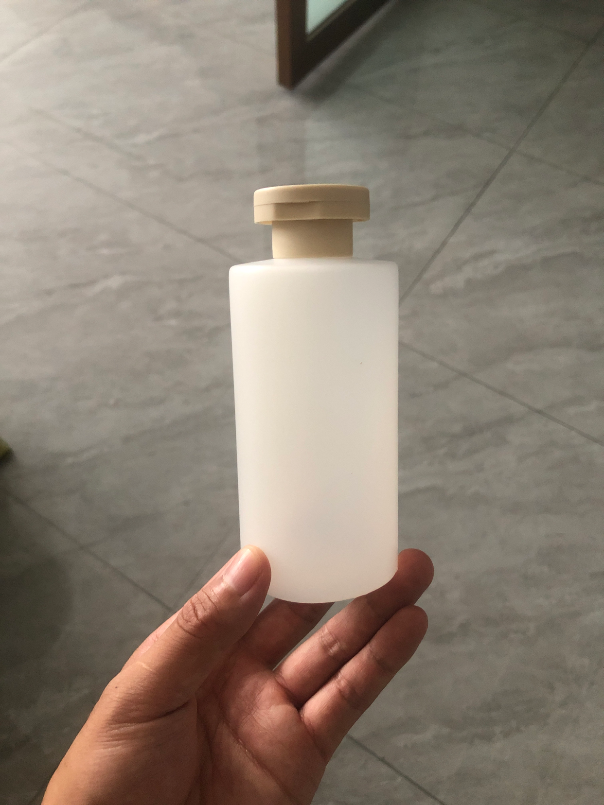 Customize Soft Touch HDPE PET Plastic Shampoo Bottle with Flip Cap 300ml 400ml 500ml Scrub Lotion Body Wash Squeeze Bottle