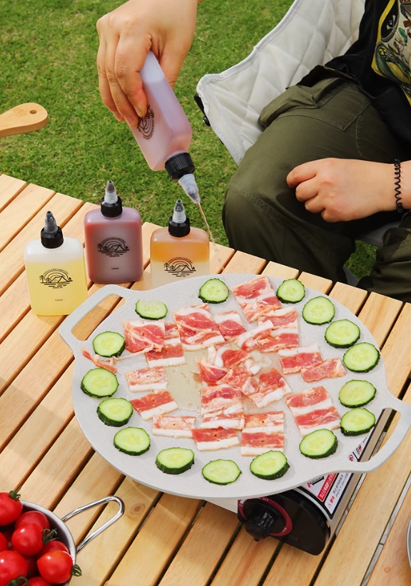 Squeeze Dropper Bottle For Salad Sushi Potato Chips. Plastic PE Squeeze Bottle With Twist Top Cap