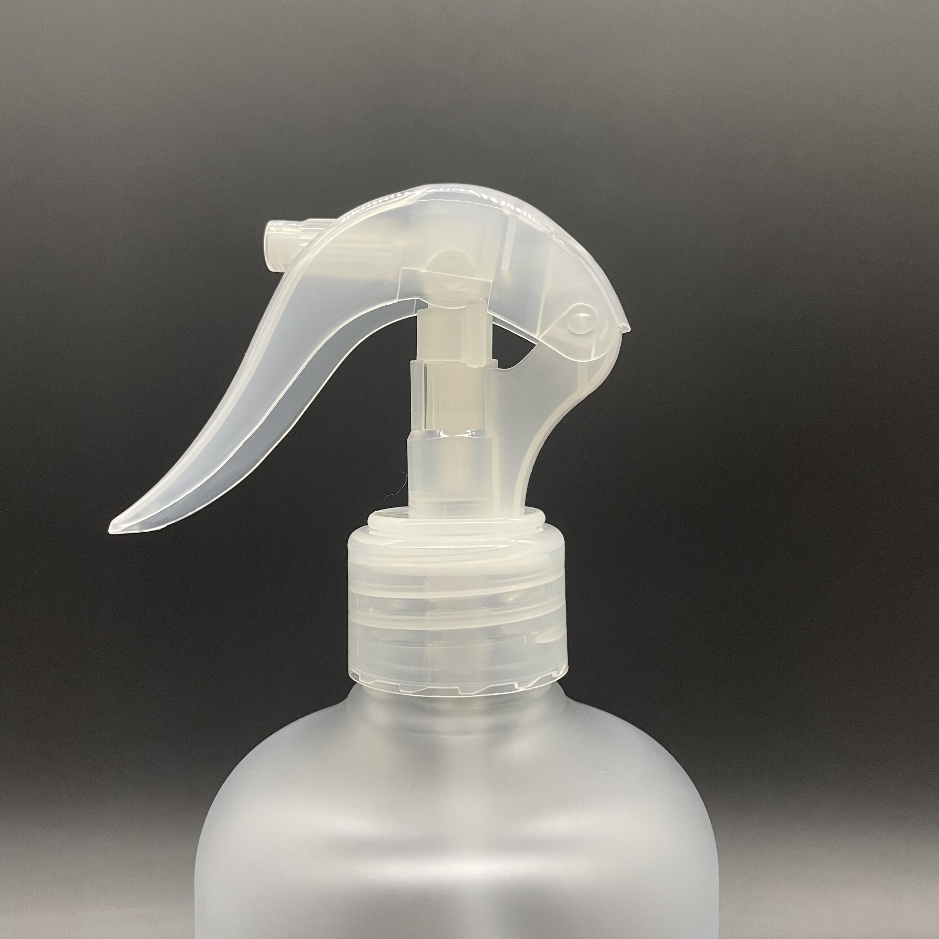 16oz matte Trigger Spray Empty Plastic Spray Bottles with Pump Head Sprayer Frosted Round hair design Customized Logo Container