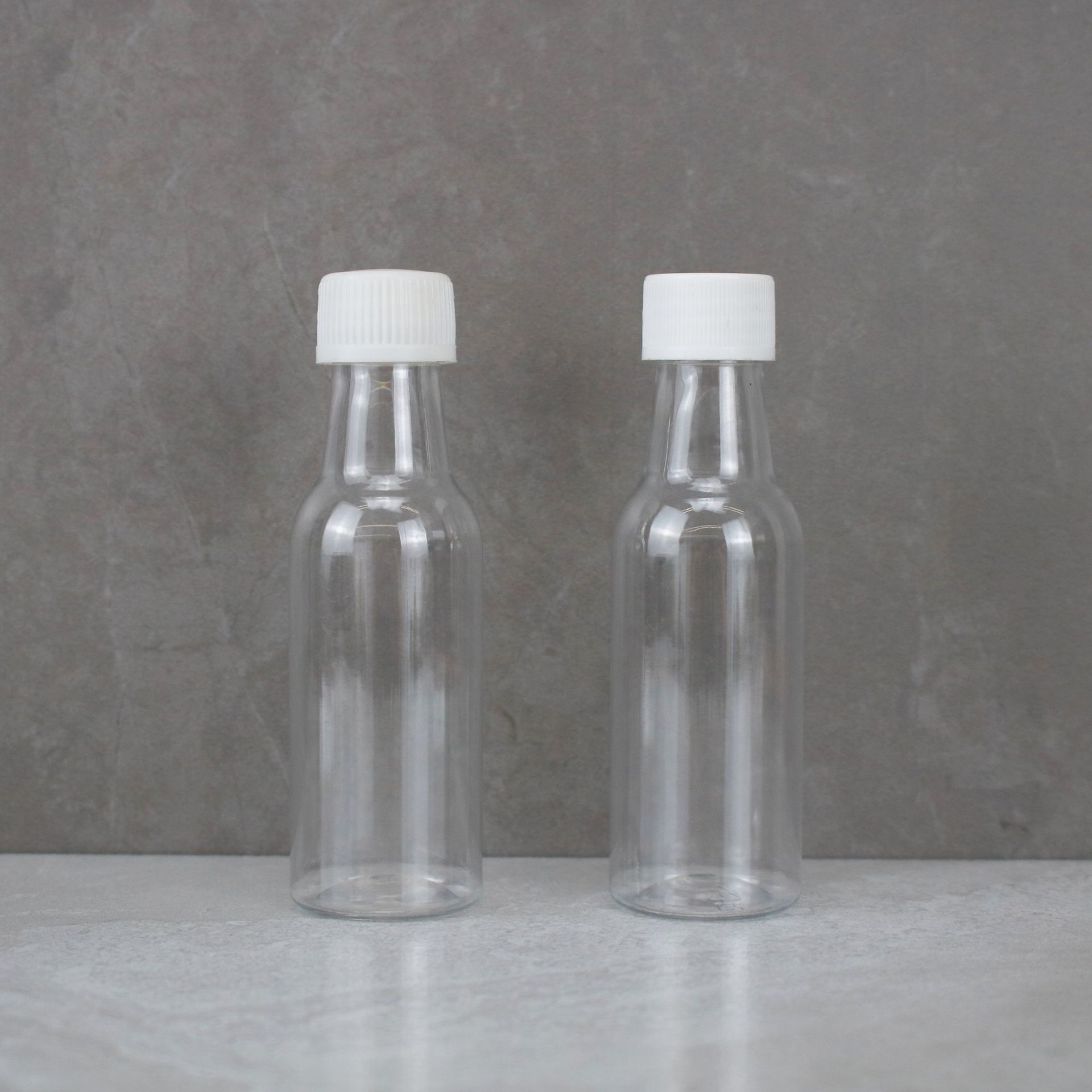 Small Plastic Wine Bottle 30ml 50ml 100ml  120ml 130ml Food Grade Whisky Dispenser Bottles Clear Milk Glasses with Safety Cover