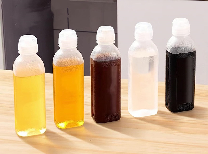 Condiment Squeeze Bottles 16 Oz 300ml with Flip Top Cap Hot Sauce Bottles Squeeze Olive Cooking Oil Dispenser Bottle for Kitchen